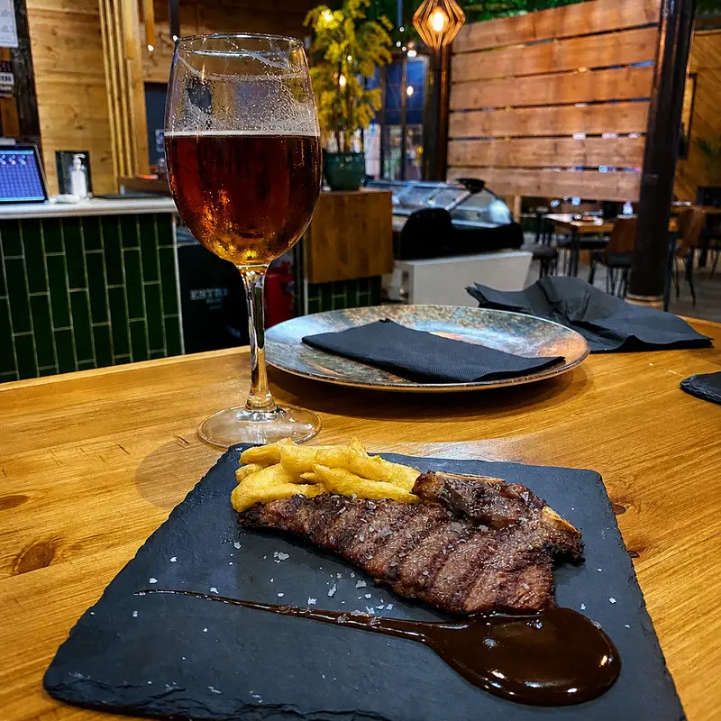 Entrecot de ternera con patatas en Real 31 Almería