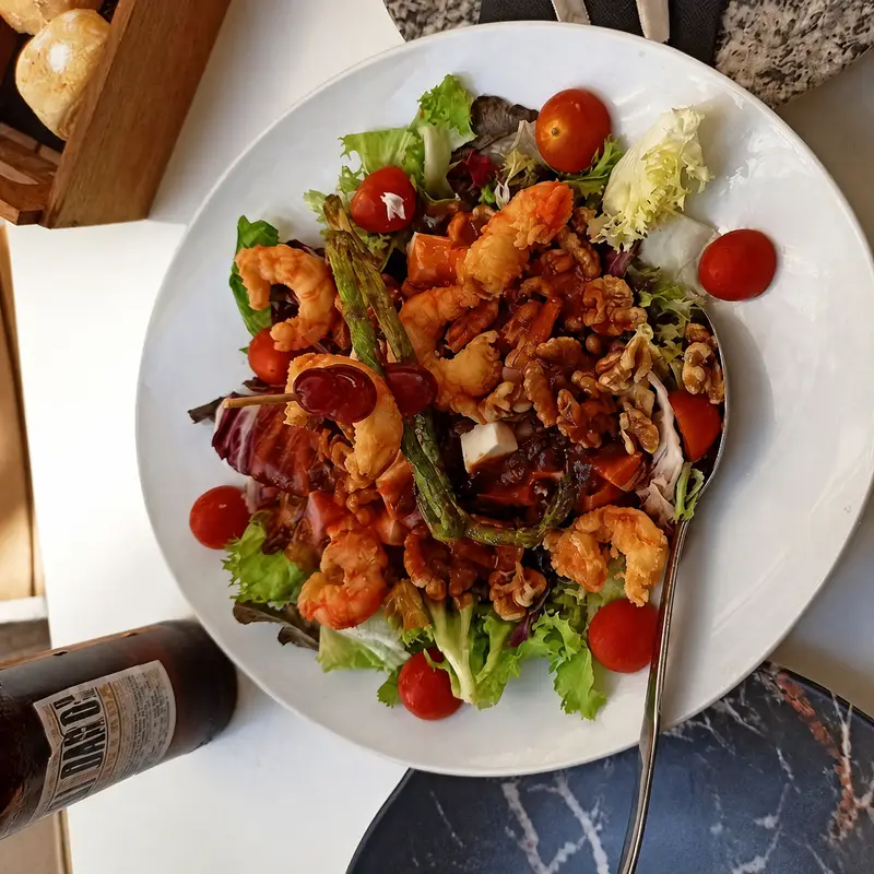 Ensalada crujiente de marisco en Real 31 Almería